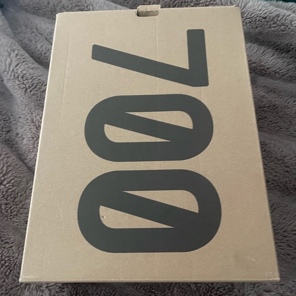 Yeezy 700 kyanites - Picture 1 of 6